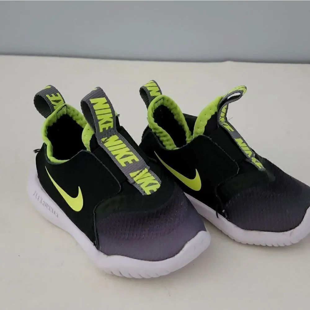 Nike flex runner child's size 4 sneaker